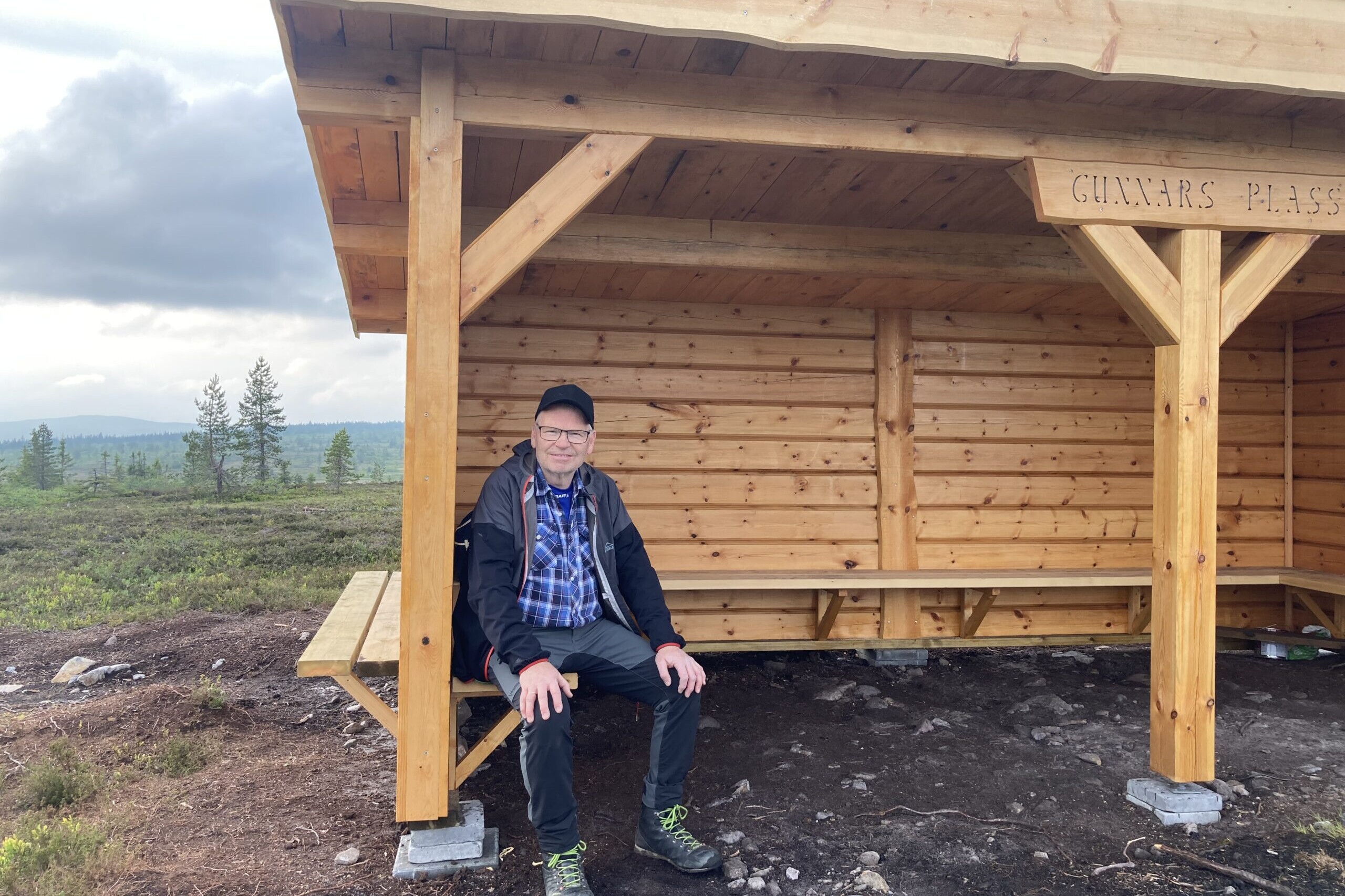mann som sitter i gapahuk