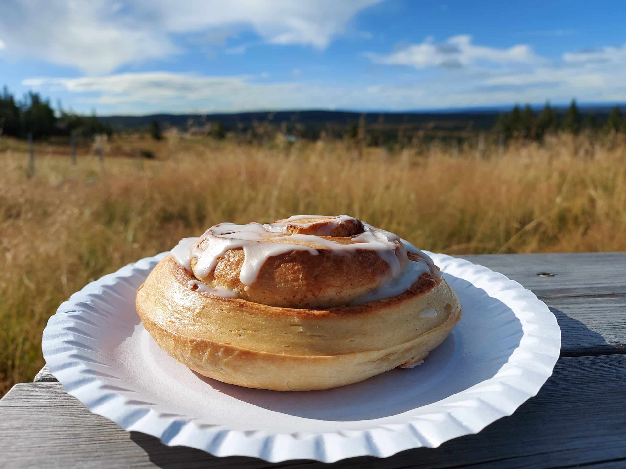 kanelbolle foran gresstrå