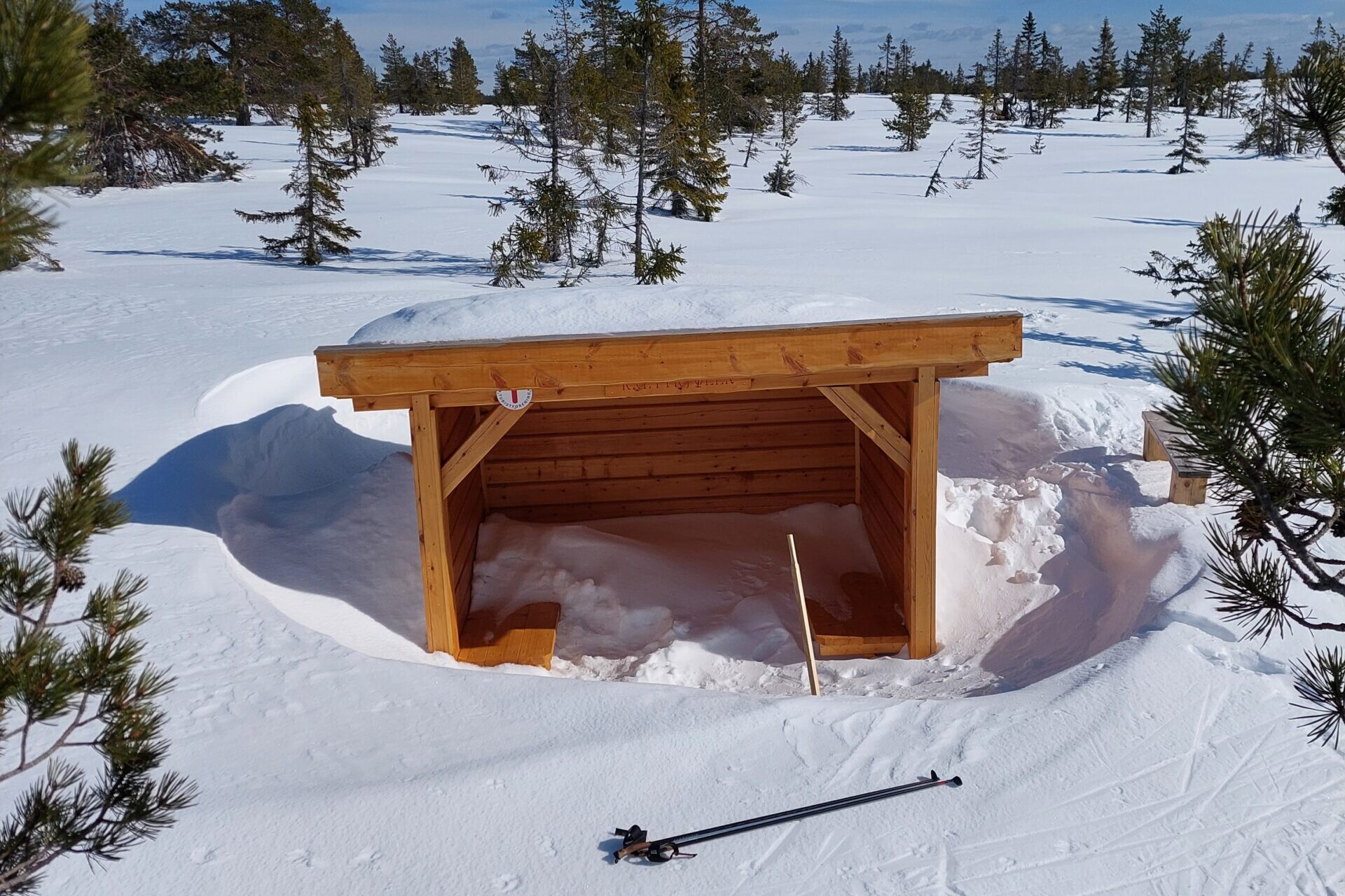 gapahuk i snø sett fra oven