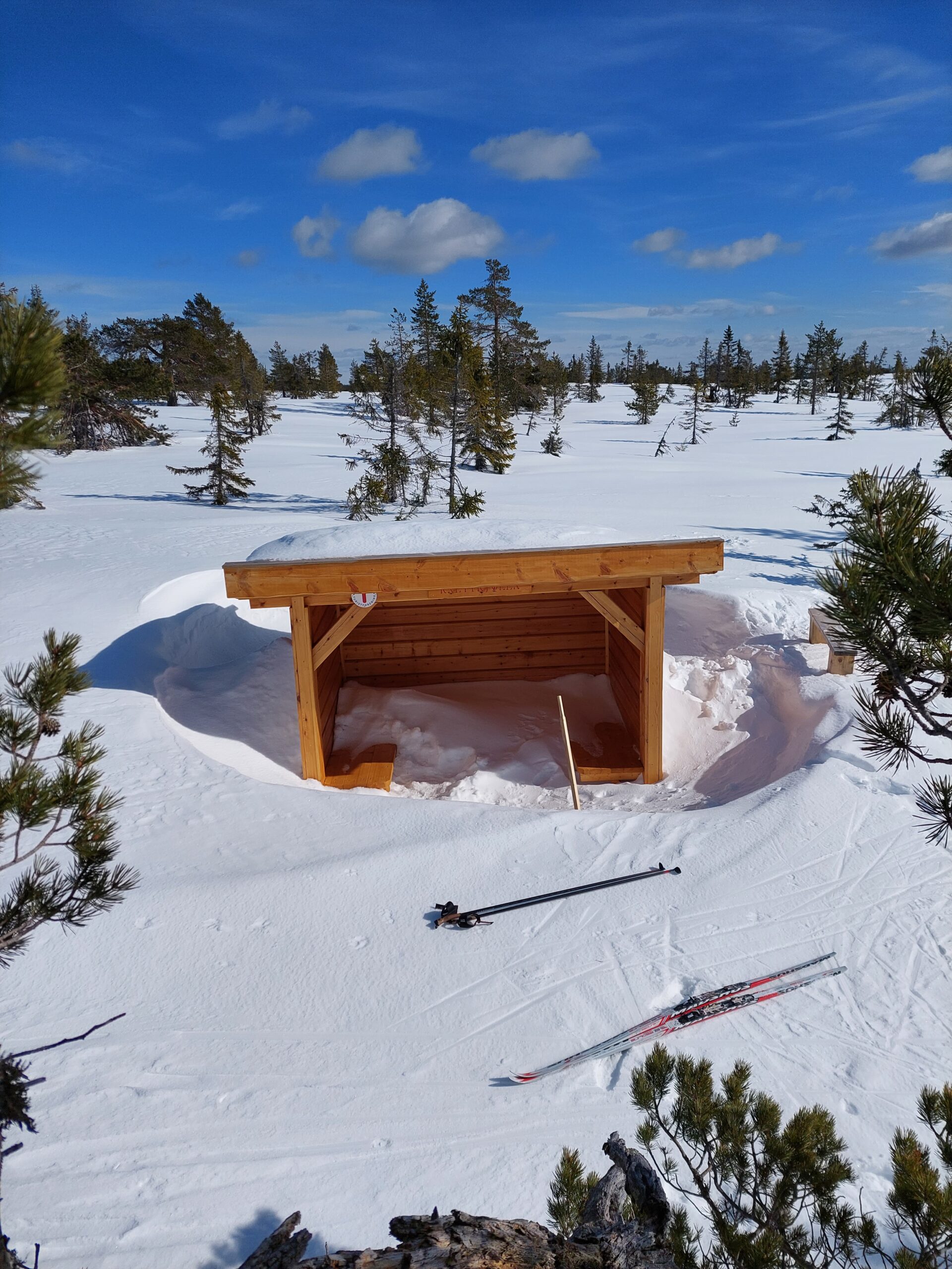 gapahuk i snø sett fra oven