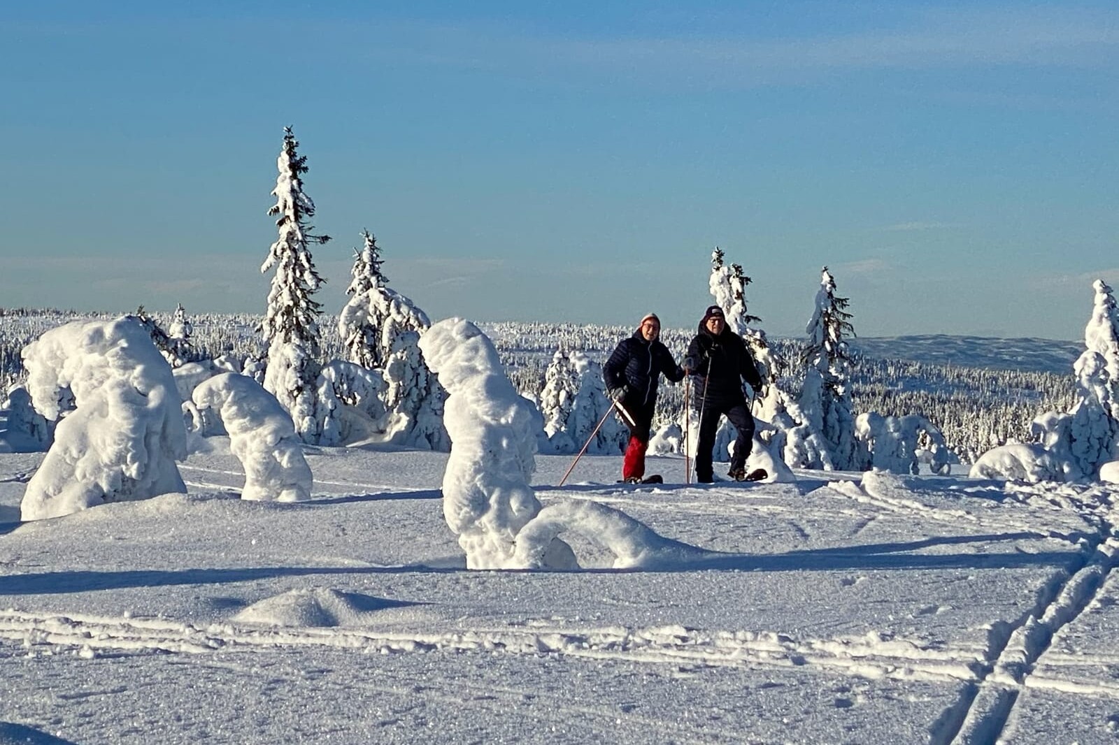 mann og dame på trugetur i vinterhvitt landskap